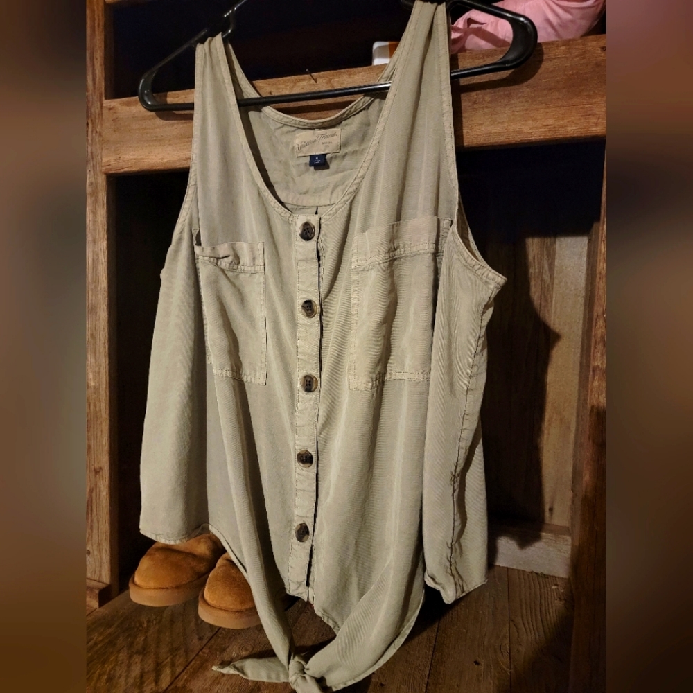 Front tie, button decoration tank
